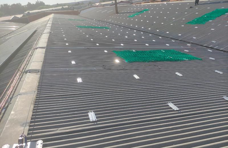 Inicio de instalación de una estructura solar en un tejado industrial en Andújar (Jaén)